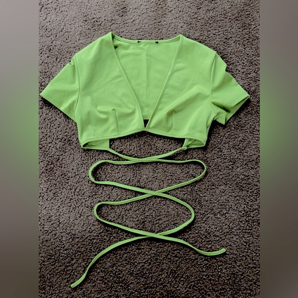 plunging criss cross tie back crop top in green
